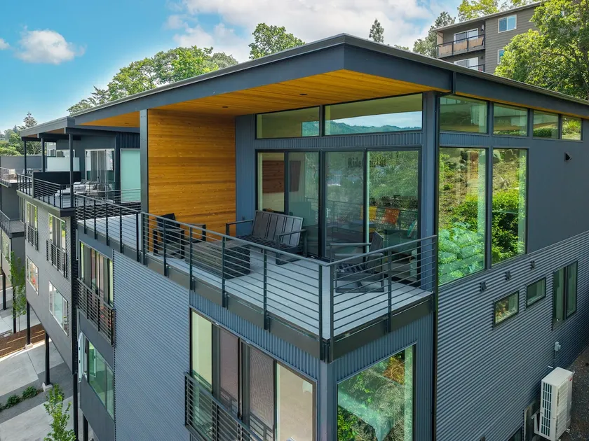 Amazing view, luxury home, multi-level w/ an - Image 1