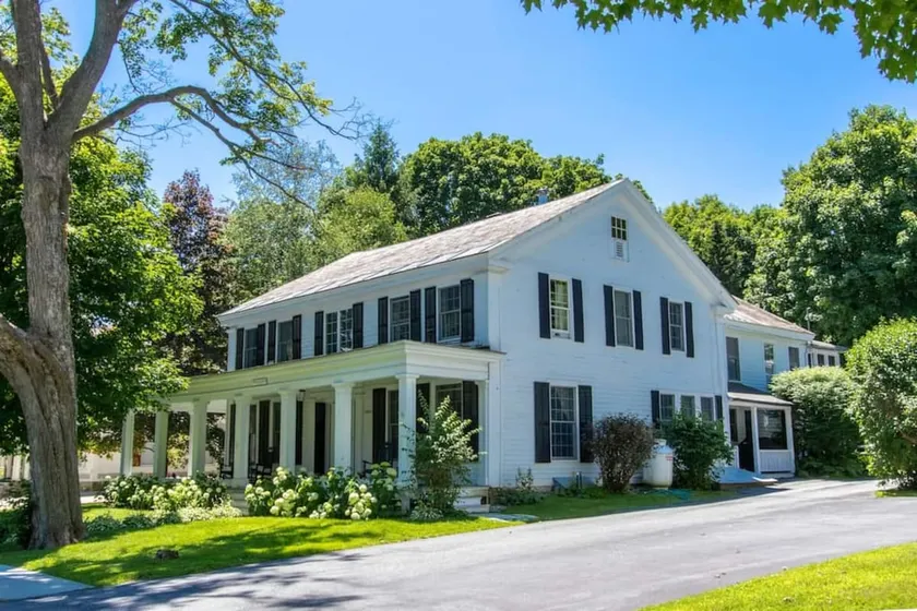 Picture Postcard Mansion in Manchester Village - Image 1