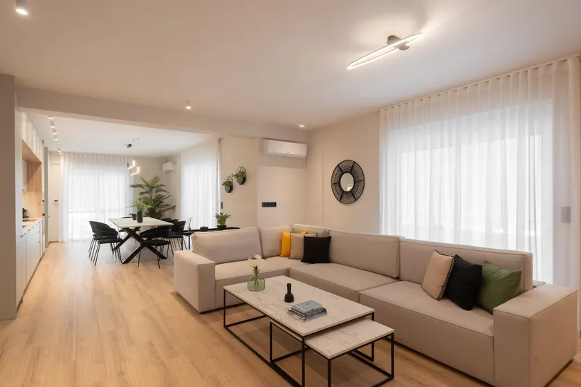 Upscale Apartment in Chalandri with Large Terrace - Image 1