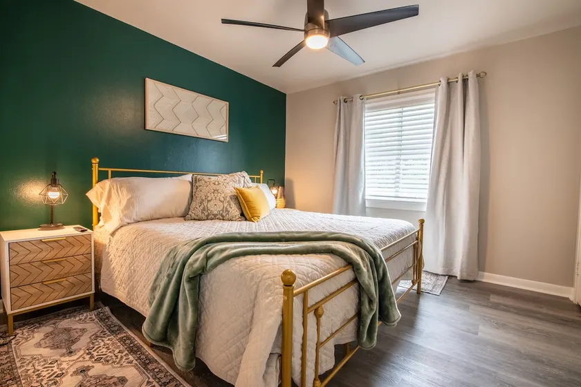 UAB Area Retreat|Vulcan Hideout B3| King bed - Image 1
