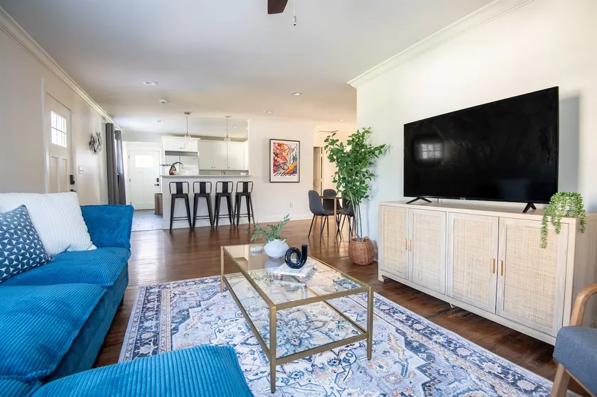 Bright home with patio and backyard in Crestwood - Image 1