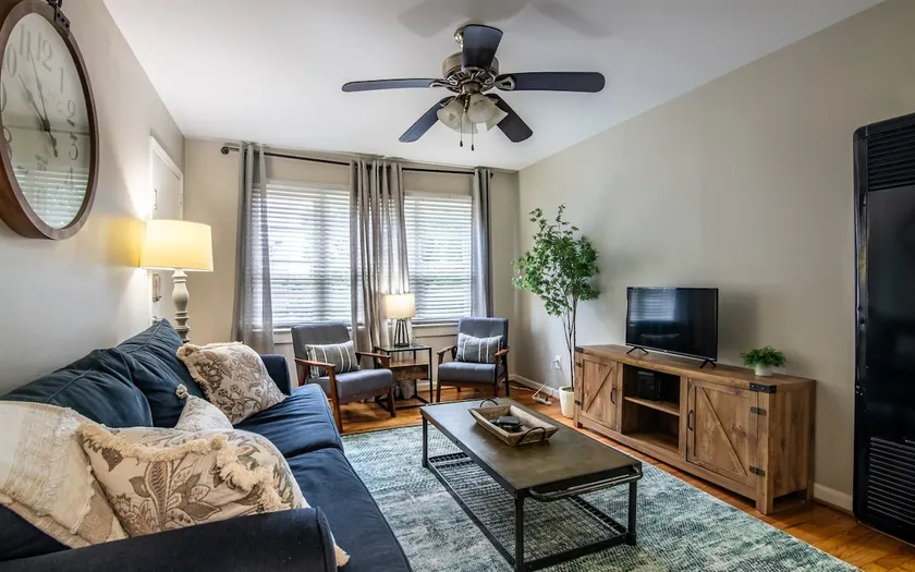 Vulcan View B- King Bed/Private Parking/Patio/WiFi - Image 1