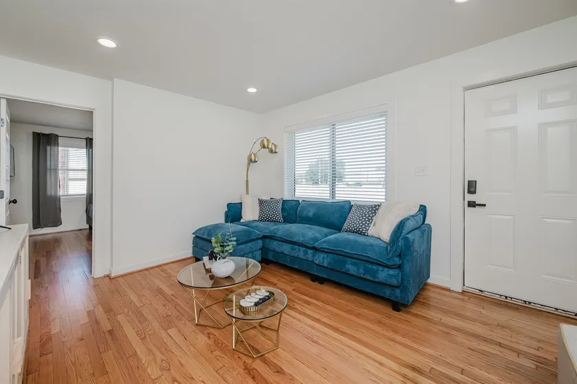 Central Suite E - 2 BedroomsKing BedParking - Image 1
