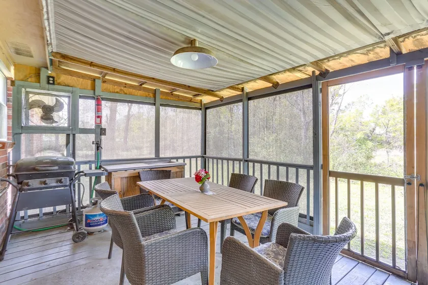 6 Mi to Ellen Trout Zoo: Family Home w/ Yard! - Image 1