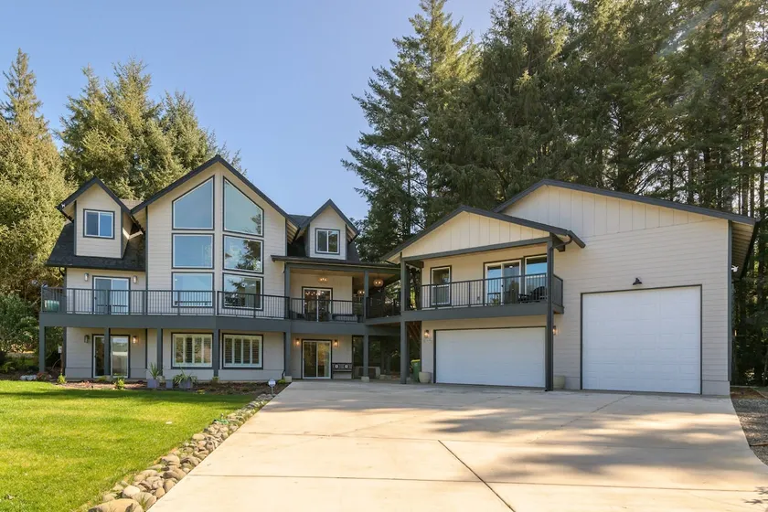 New listing! Luxury 4 BR lake home, dock, hot tub - Image 1