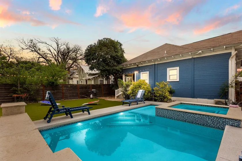 La Flor: Family Dream Home ~ .5mi to Pearl ~ Pool - Image 1