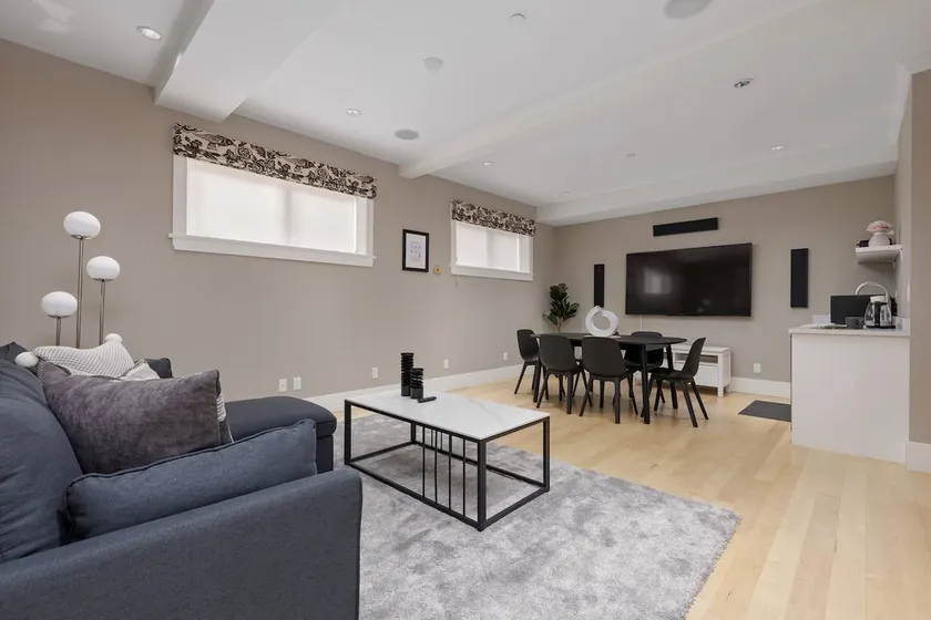 Charming Luxury Home near DT and Lonsdale Quay - Image 1