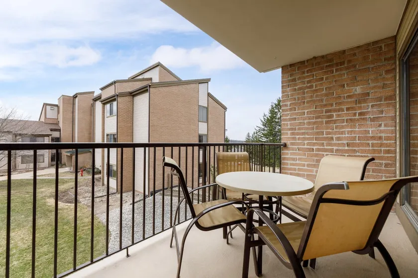 Valleyview Swing & Stay| balcony & king bed - Image 1