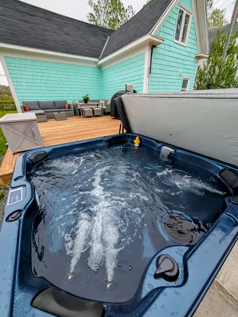 Sea Breeze Cottage - Hot Tub, up to 12 Guests! - Image 1