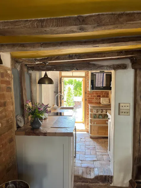 Cosy & charming medieval 'Bumble Cottage' - Image 1