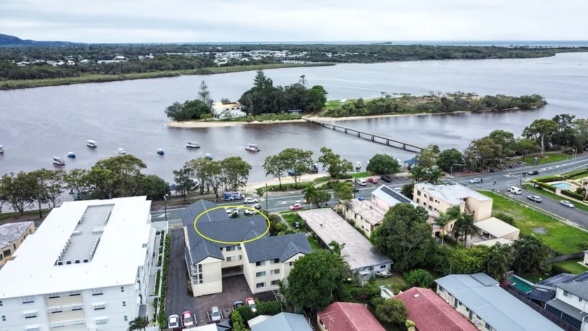 Bradman Ave Gem - River Views & Outdoor Activities - Image 1