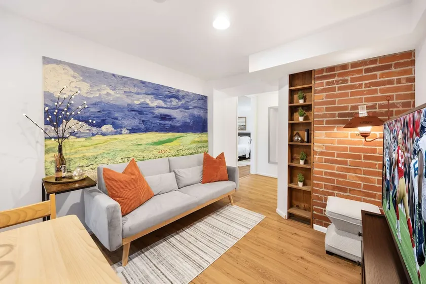 Artist 750sqft 2br Basement Maple Leaf Park - Image 1