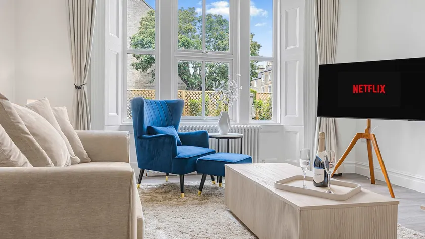 Luxury 3-Bed in Cirencester, Parking & EV Charger - Image 1