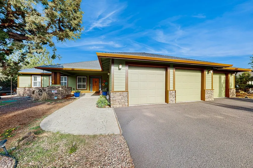 Cozy home with gas fireplace private hot tub & gas grill - in great neighborhood - Image 1