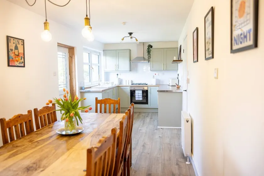 Spacious 4-Bedroom home with Garden & Parking - Image 1