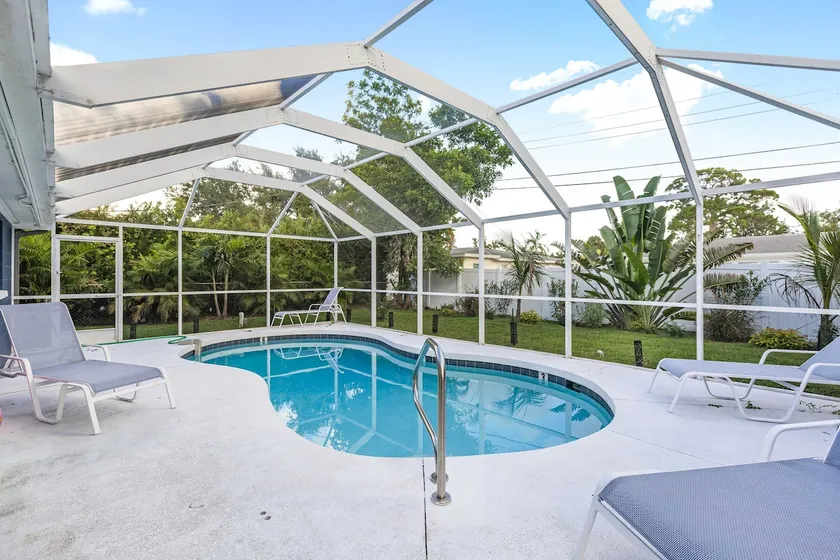 Tranquil Pool Home in Sarasota - Image 1
