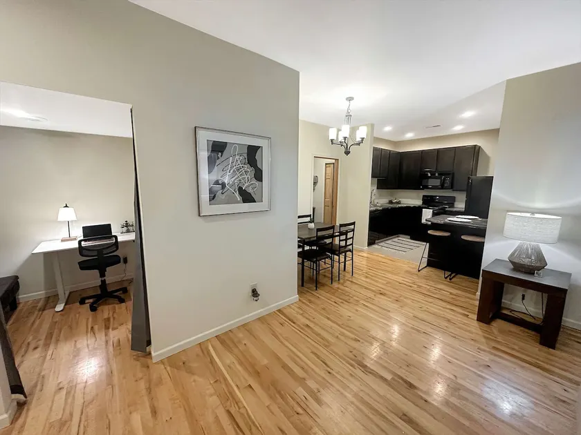 River City Apartment with Office/Flex space - Image 1