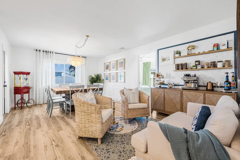 Castaway Cottage Near IMG and Beaches - Image 1