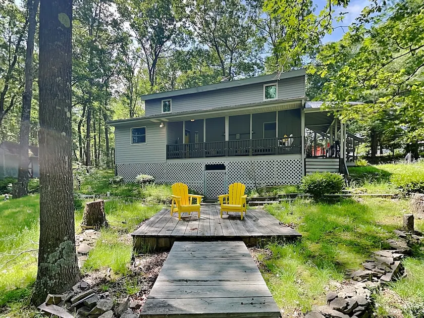 In The Middle | Pet-Friendly, Serene, Upgrades - Image 1