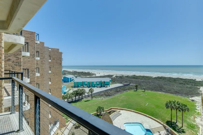 7th-floor Oceanfront Unit w/ Pools in Port Aransas - Image 1