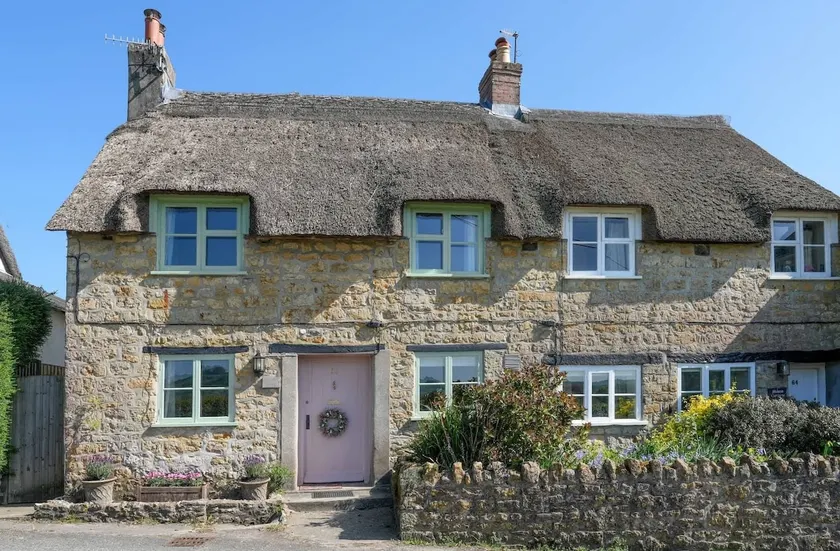 18th Century Thatched Cottage Parking & Garden - Image 1