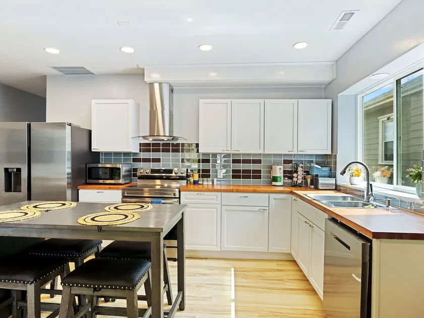 Charming 3BR Getaway | Minutes to Louisville - Image 1