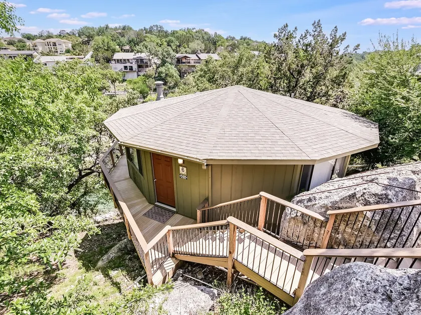 Waterfront Bungalow steg från Lake Travis, pool och badtunna, intill marinan (# 6) - Image 1