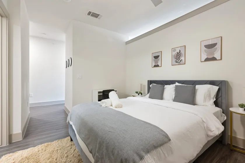 Fresh 1 BR Near Dallas Medical District + Parking - Image 1