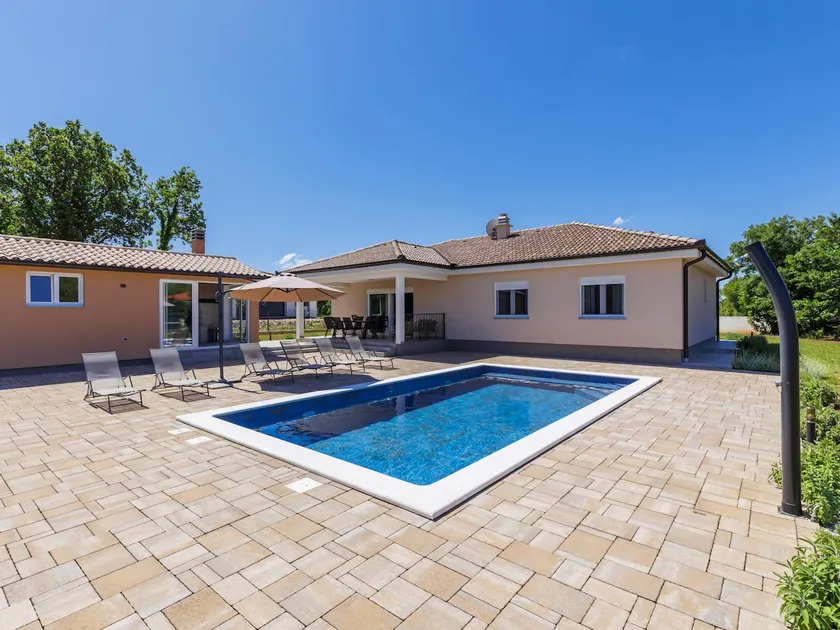 Villa Fortuna spatious villa for 8 guests with pool and garden Ferienhaus Istrien - Image 1