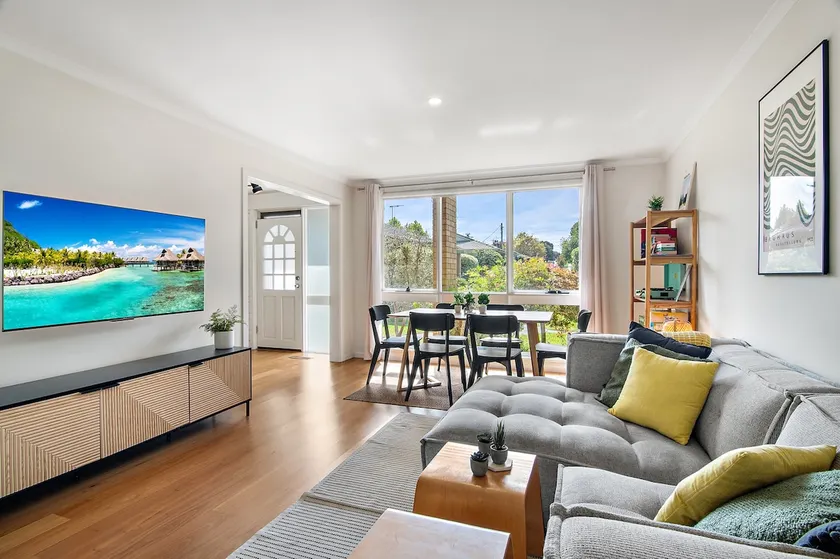 Family Friendly 3-Bed with Courtyard & Parking - Image 1