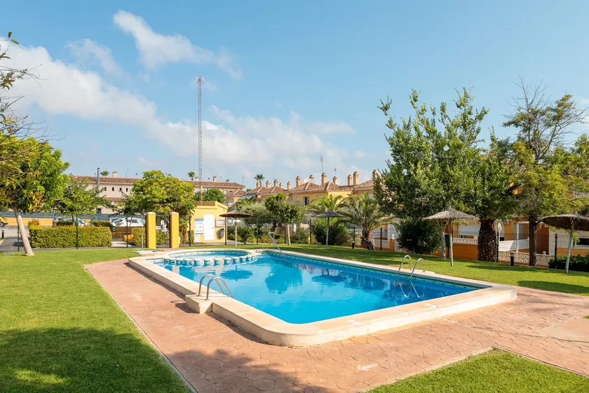Pretty Bungalow With Private Garden - Image 1