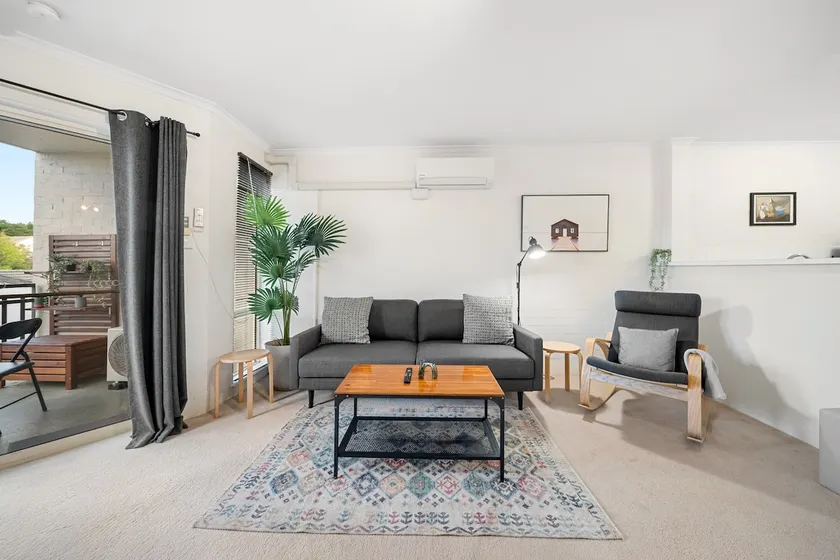 Stylish 1-Bed Stay with Balcony & Study - Image 1