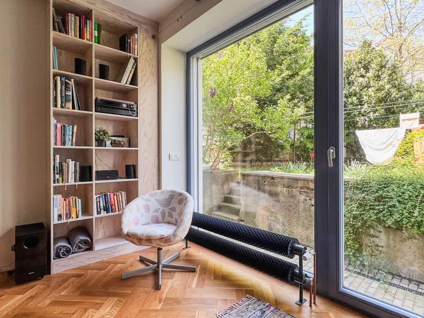 Modern One-Bedroom Apt with Garden View - Image 1