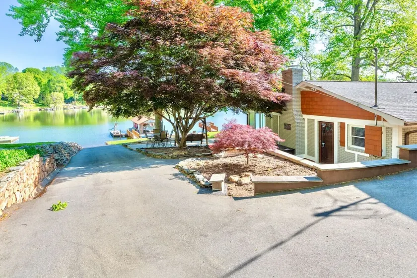 Lakefront 3BR Dock + Boat Ramp, Pet-Friendly - Image 1