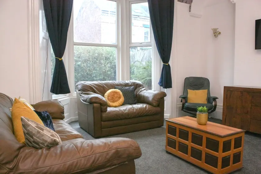 Large 7-Bed Home in Hartlepool - Ideal for Groups - Image 1