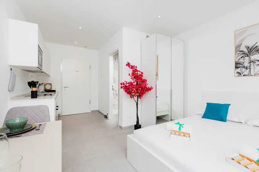 {Suite 408} Business Room, Gym, Modern, Relax - Image 1