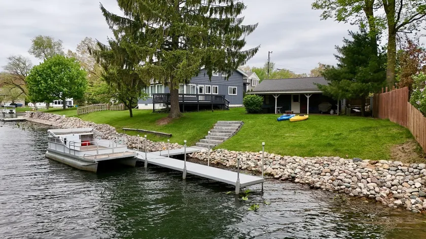 Peaceful Gravel Lake Retreat • Dock + Kayaks - Image 1