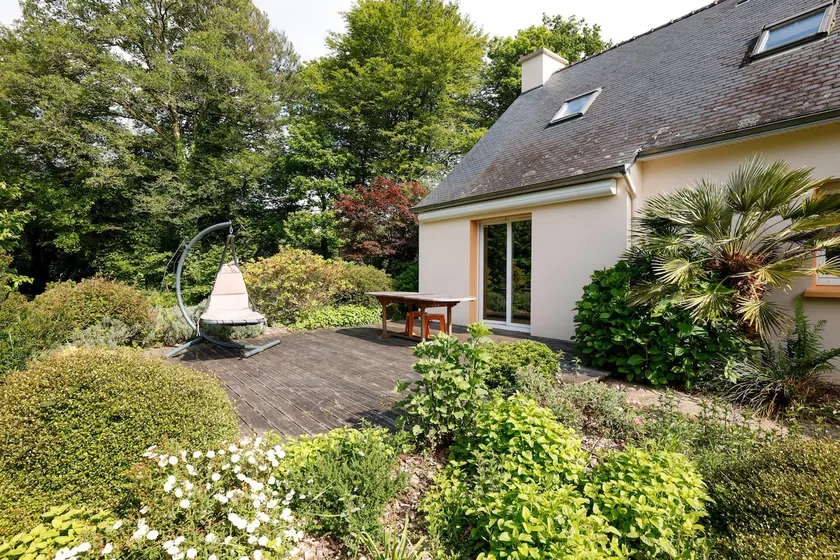 House in the middle of a wooded park - Image 1