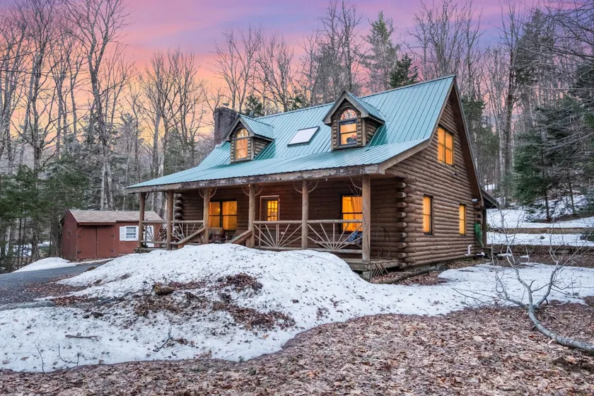 Lucky Log Cabin- Hottub fireplace 12min to Mt Snow - Image 1