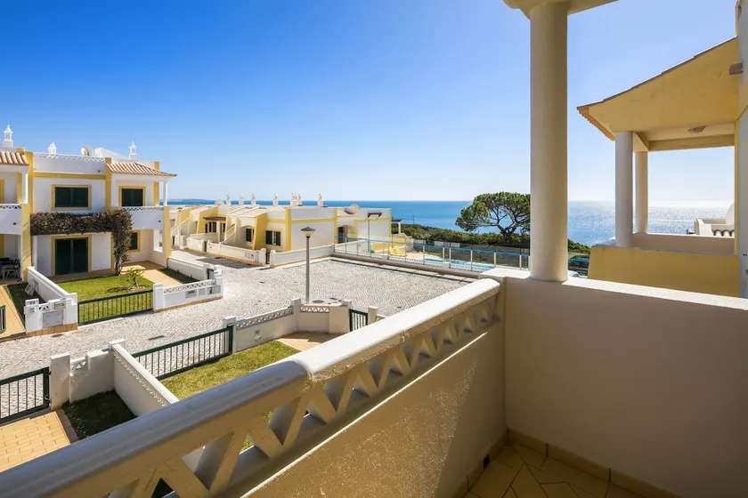 (9) Beautiful townhouse with seaviews - Image 1