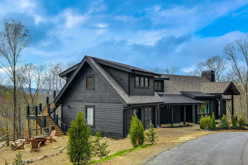 'black Chalet' Mtn-view Home w/ Deck in Glenville! - Image 1