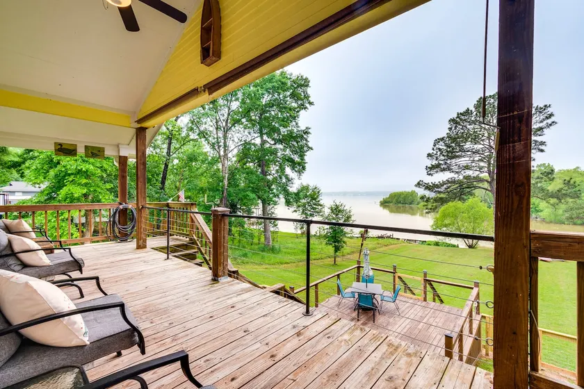 Views, Sunsets & Wildlife: Waterfront Gem in Texas - Image 1