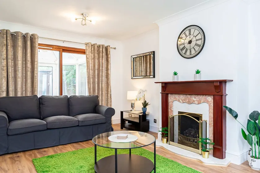 Contemporary 4BR Home | City Centre Access - Image 1