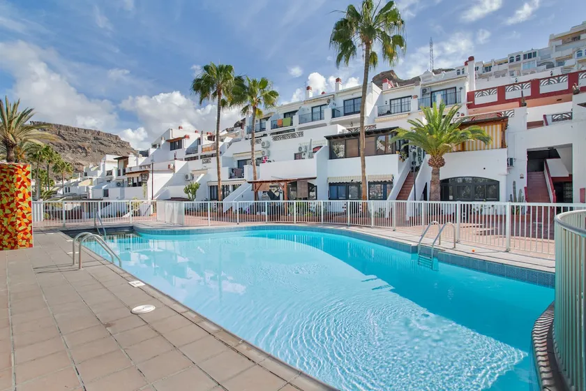 Charmant appartement de vacances adapté aux familles avec terrasse, internet haut débit et piscine | Vue plage | Proche de la plage | Parfait pour le travail à distance - Image 1