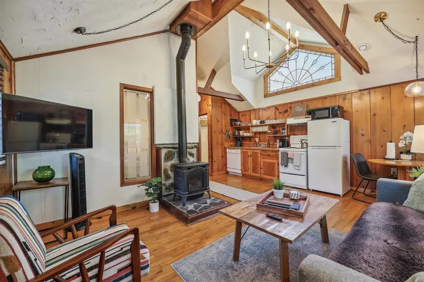 The Harrison Inn Artist`s Cottage - New Listing! - Image 1