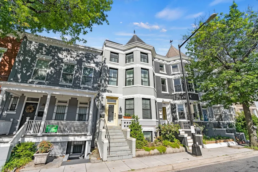 Luxury 3-level 3BR with roof deck, balcony, garage - Image 1
