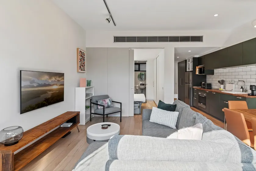 Vibrant 2-Bed Apartment Near St Kilda Beach - Image 1