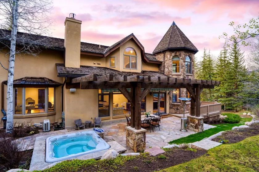 Spacious 5B Home with Fireplace Near Ski Resort - Image 1