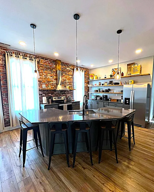 New Ultimate Downtown House-2 Apartments w/5 Bdrms - Image 1