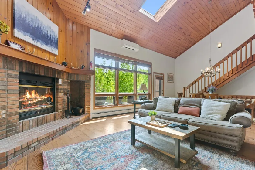 2min to Bretton Woods - 4BD, 2 Dens, Fireplace - Image 1